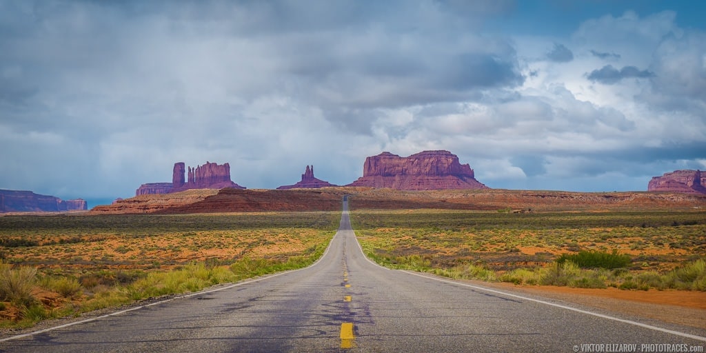 Lenticular 3D Postcard Greeting Card Monument Valley and Forrest Gump Hill 