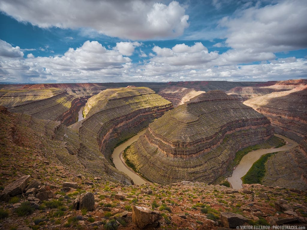 Wide landscape shot of the Gooseneck State Park in Utah, shot with large depth of field (DoF)