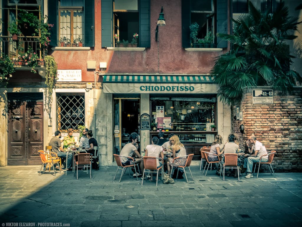 Straße von Venedig mit 35-mm-Objektiv aufgenommen