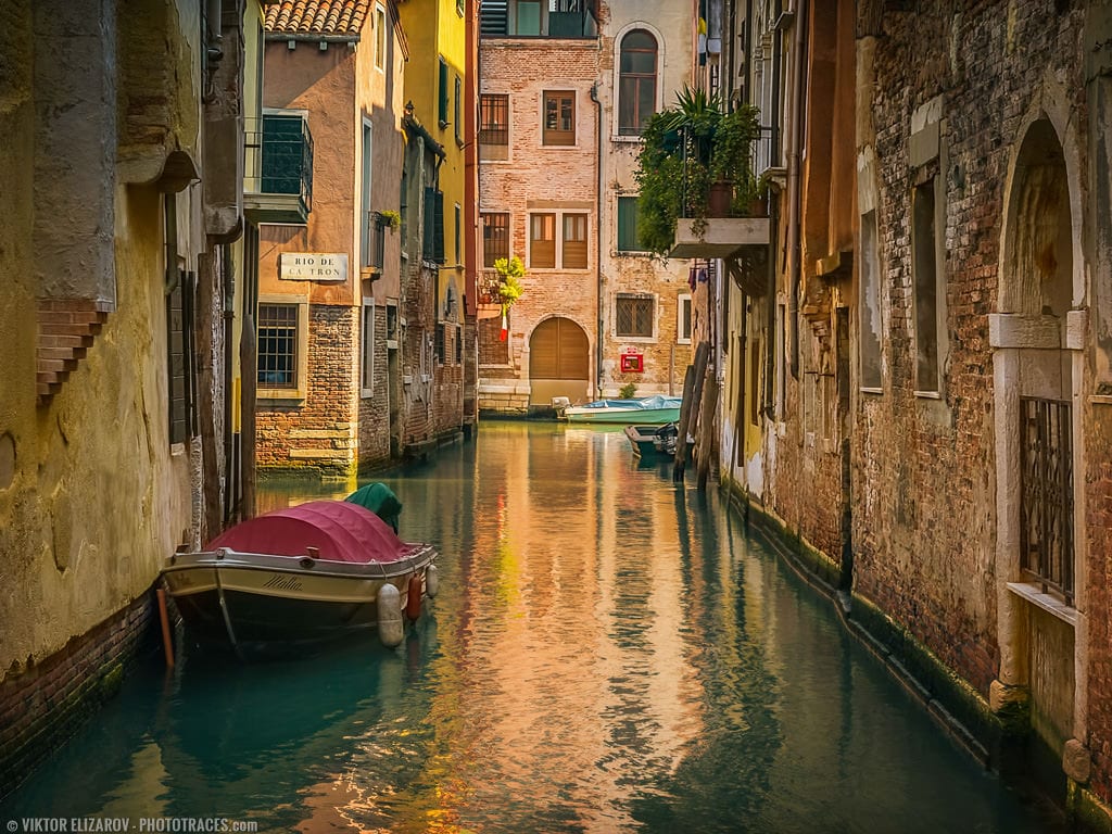 Das Foto des Kanals von Venedig wurde mit einem 35-mm-Objektiv aufgenommen